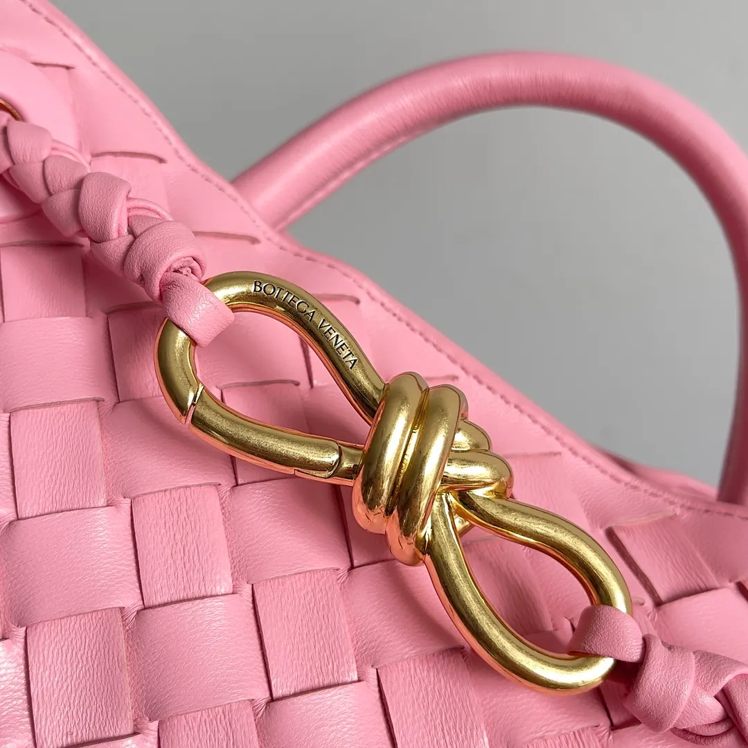 The 2023 new Andiamo batch of 1860 BV has been shipped‼ ️Really popular🔥The new Andiamo woven handbag launched by Bottega Veneta this season is really popular all over the world! ! Celebrities at home and abroad have worn it, and Oscar-winning actress Michelle Yeoh has taken it out on the street. Song Jia, Trai Yara, Yu Feihong, Sanji Ayaka, Rosie Hunting-Whiteley, Yoshioka Riho, etc. have all picked up this bag. It is classic and versatile, showing off its temperament, and the bag capacity is also large, which is very convenient for daily commuting! ! A variety of carrying methods, the shoulder straps can be adjusted by yourself, the original lambskin feels soft and delicate, and the neutral style is made to break gender boundaries and bring a more practical and longer-lasting use experience. Andiamo, which has both elegant and casual styles, perfectly interprets the true appearance of "fashionable old money style". Style number: 743568 Size: 25*22*10.5cm